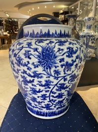 Un vase en porcelaine de Chine en bleu et blanc &agrave; d&eacute;cor de rinceaux de lotus, Kangxi